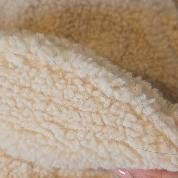 Abercrombie & Fitch Creamy White Fuzzy Bucket Hat - Picture 7 of 7